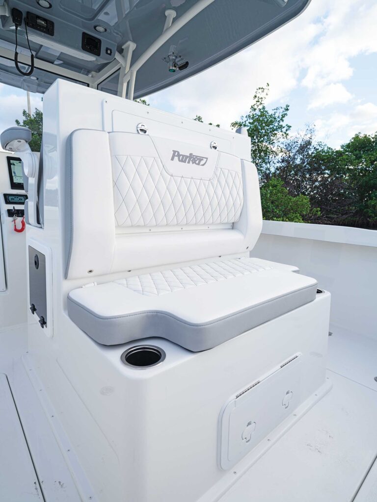Parker Offshore 2900 CC cockpit seating