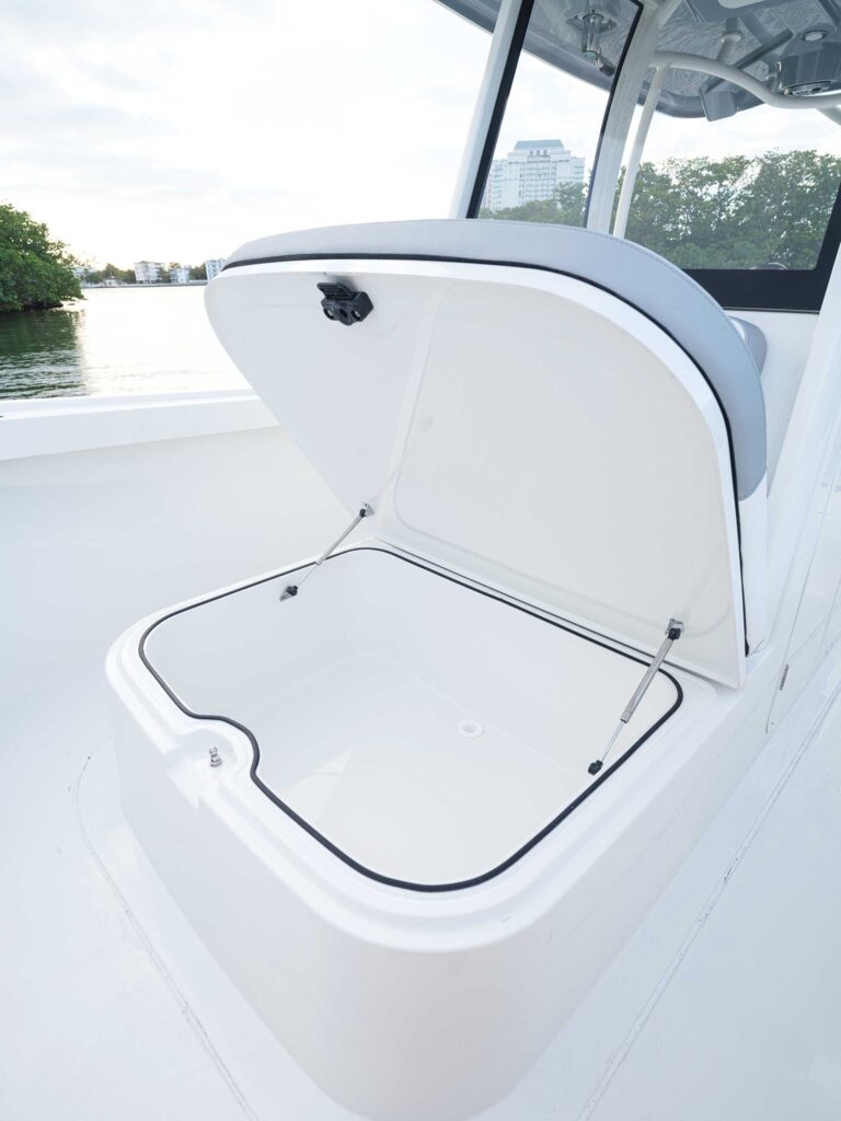 Parker Offshore 2900 CC forward storage
