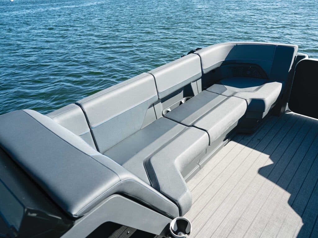 Manitou Explore 24 MAX bow seating