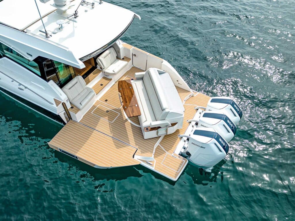 Tiara Yachts 48 LE lounge